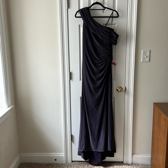 Ieena for Mac Duggal Foldover Off-the-Shoulder Slit Gown in Charcoal Size 10 - Picture 4 of 11